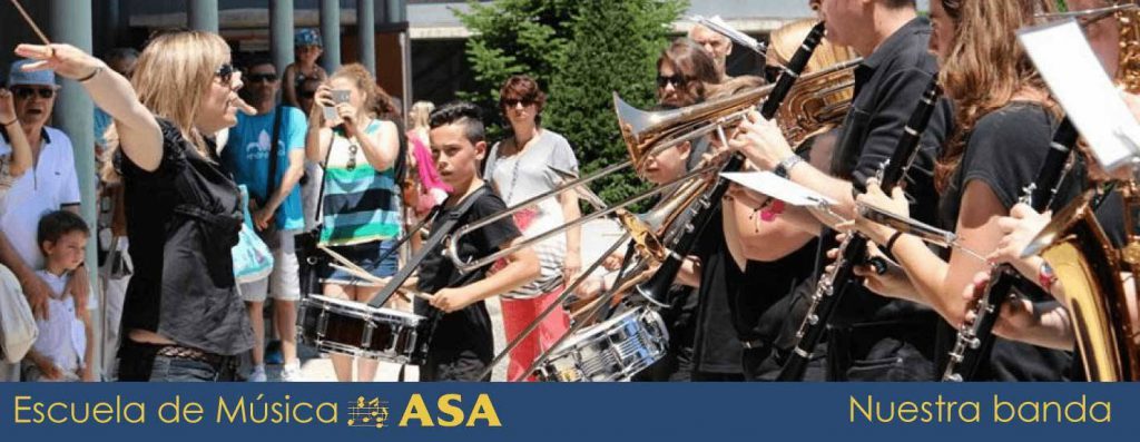 Foto de la Banda de Música ASA con la Directora en primer plano