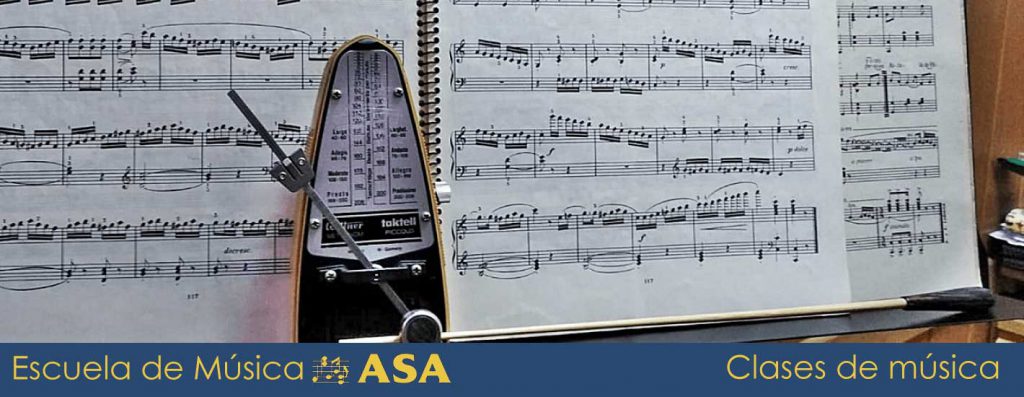 Diapasón y partitura sobre piano, heramientas de las clases de música